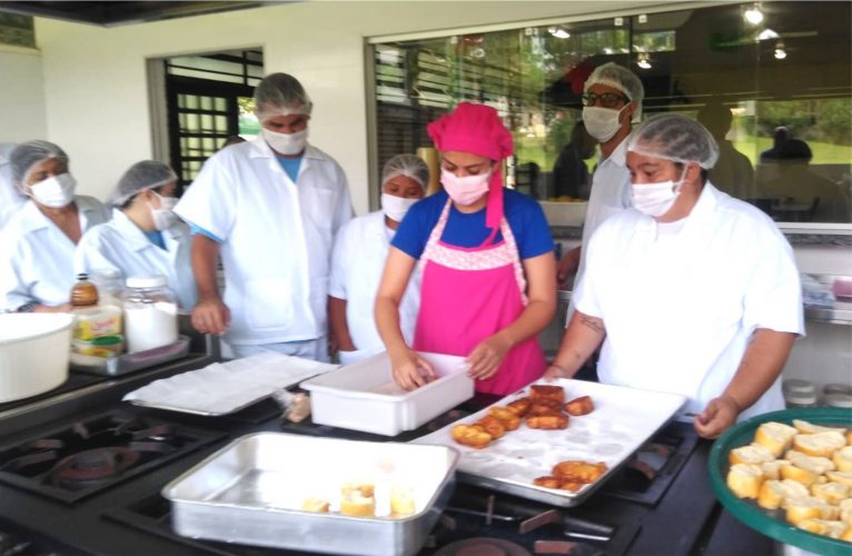 Read more about the article SENAC e APAE-DF concluem curso de alimentos natalinos em Sobradinho
