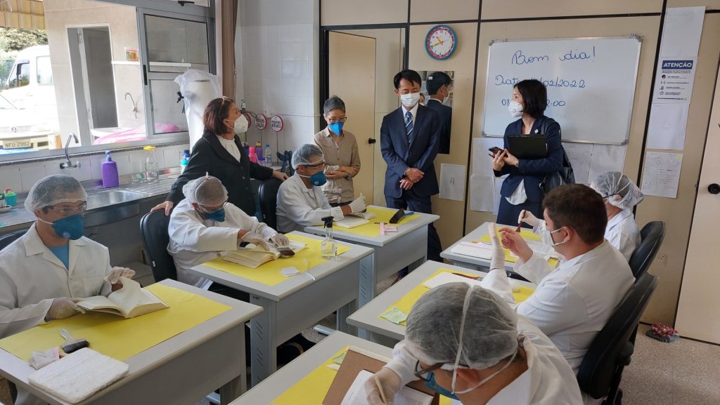 Embaixador do Japão visitando a sala de Conservação de Bens Culturais da APAE DF.