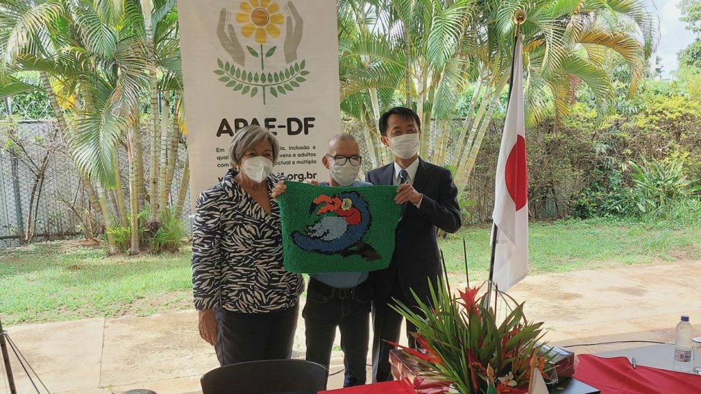 Presidente da APAE DF Diva Marinho, atendido Massilon e o Embaixador do Japão.