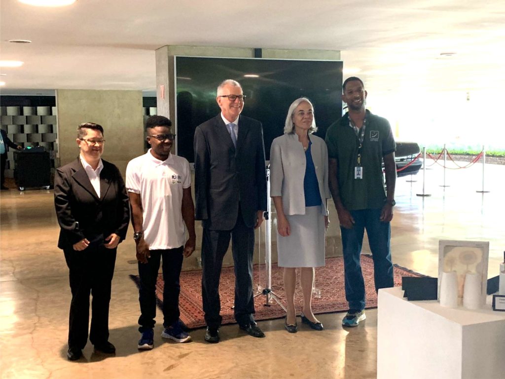 Ao centro da foto a Presidente do STJ, Ministra Maria Tereza de Assis Moura, e o Ministro Sérgio Kukina, ao lado atendidos colocados da APAE DF.