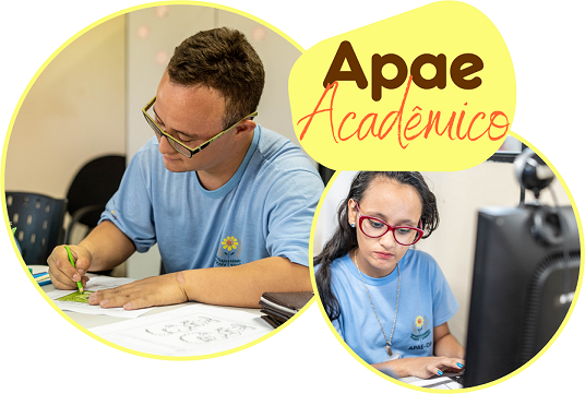 Duas imagens sobrepostas mostram um beneficiário da APAE desenhando numa folha de papel com um lápis colorido e uma beneficiária digitando algo num computador. Junto aparece o nome do programa "APAE Acadêmico".