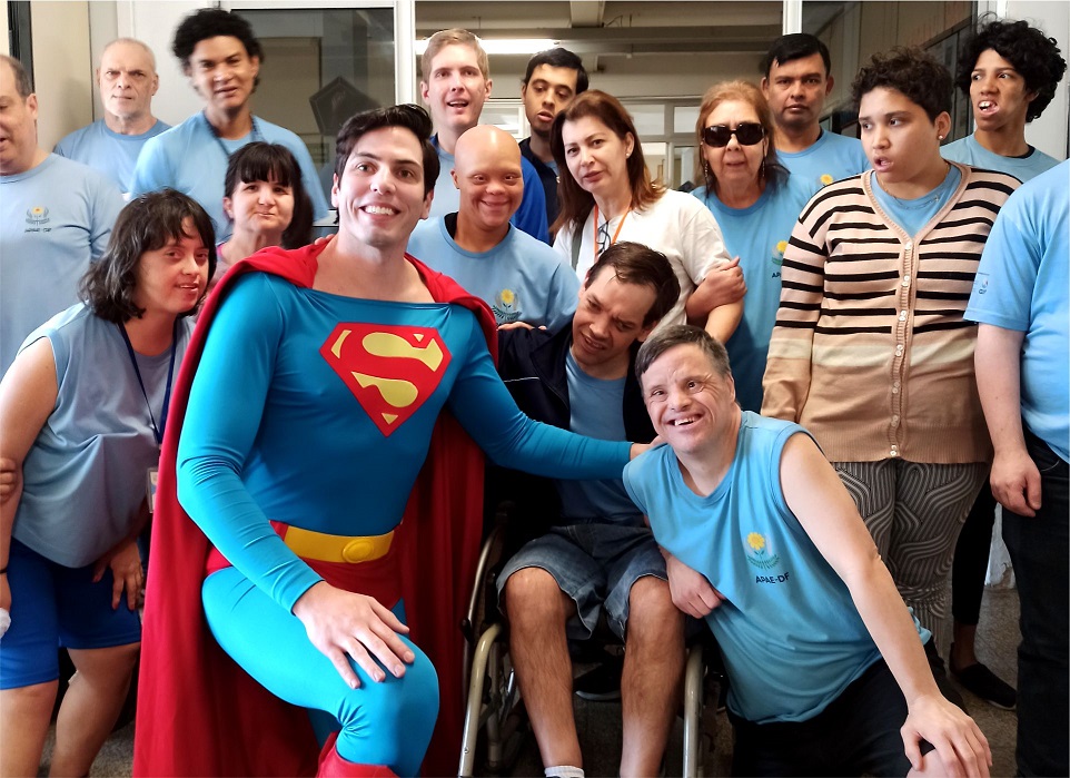 Read more about the article ‘Superman’ faz visita surpresa aos atendidos da APAE-DF