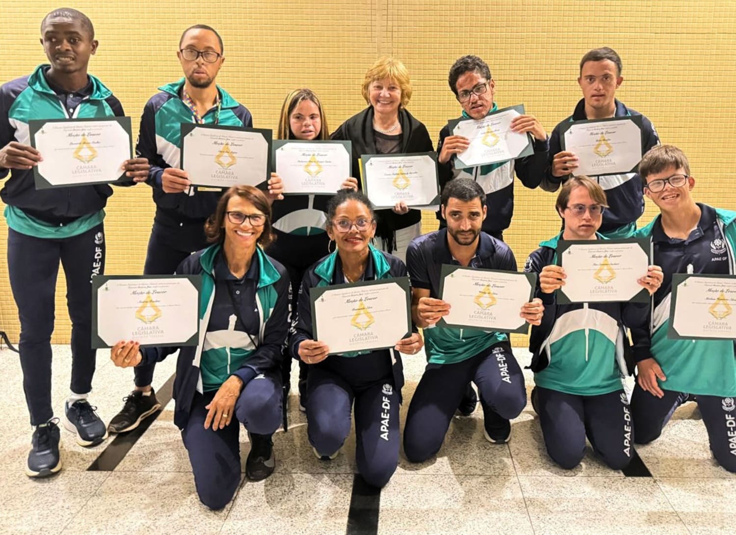 Read more about the article Atletas da APAE-DF recebem Moção de Louvor em Sessão Solene da CLDF